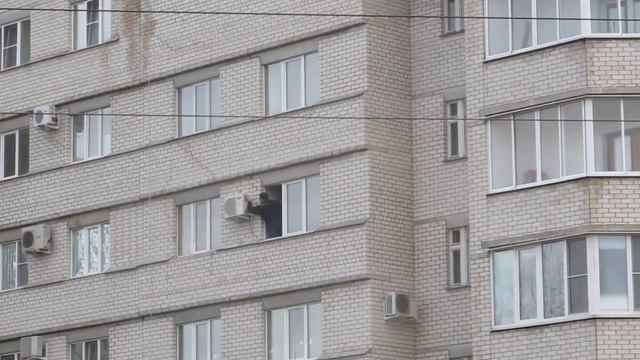 Закидывание наружного блока кондиционера на кронштейны пердячьим паром смотреть онлайн