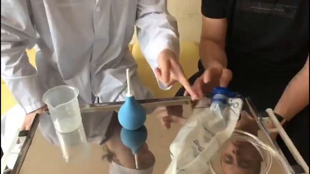 Обучение постановке лечебной клизмы смотреть онлайн