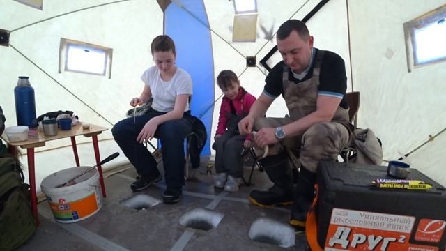 ДОЧКИ НАЛОВИЛИ 20 КГ РЫБЫ ЗА ТРИ ЧАСА / НА ЛЬДУ С ДОМАШНИМ КОМФОРТОМ / ОГРОМНАЯ ПЛОТВА И ОКУНИ смотреть онлайн