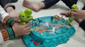 Игровой центр "Дино-бой" / Поединок динозавров. Настольная игра MomToy