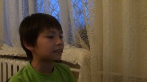 мальчик 10 лет, очень хорошо поет "Мама"