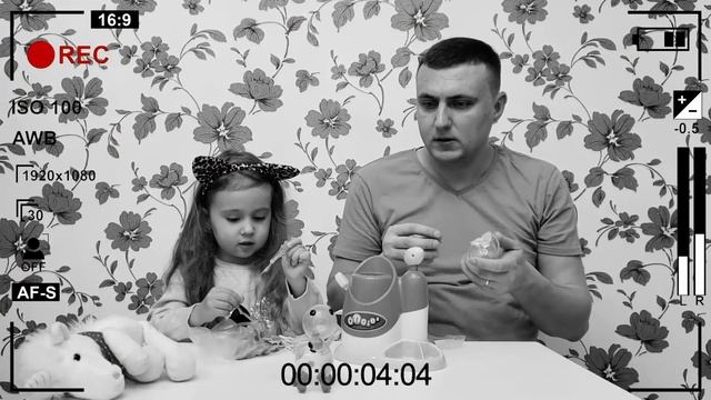 Милана и папа делают питомцев из надувных шариков Oonies смотреть онлайн