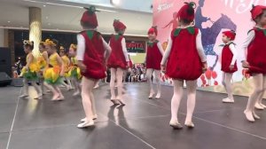 Танец «веселые клубнички»