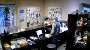 Цыганка чуть не обманула на 5000 рублей - камера все зафиксировала! Будьте внимательнее.