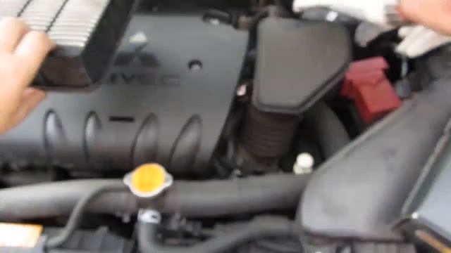 Замена воздушного фильтра Concord NA-8776P на Mitsubishi Outlander XL смотреть онлайн
