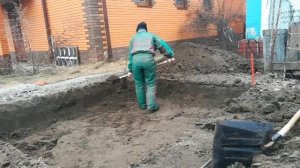 Как вырыть сливную яму своими руками))часть 1