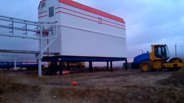 Вертолет Ми-8 заходит на посадку. Месторождение нефти и газа Лукойл.