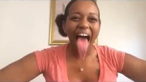 Девушка с самым длинным языком The girl with the longest tongue