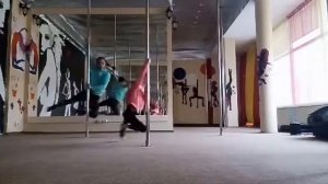 Pole Dance l Тренировки вместе с доцей. Ребенок на пилоне. Доця с мамой