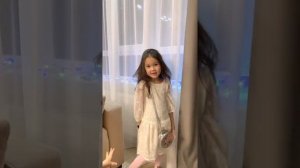 По белому снегу идёт Новый год.