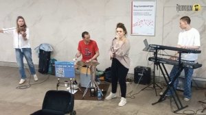 «Знаешь ли ты, вдоль ночных дорог...» (поп-музыка на улицах)