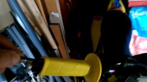 Замена грипс. Как натянуть грипсу на ручку газа мотоцикла. DRZ400E