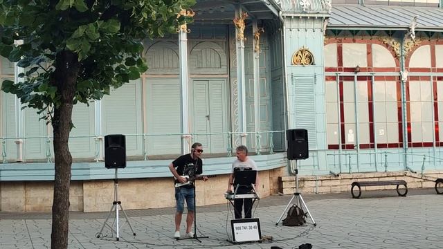 Уличные музыканты выступают в парке Цветник в Пятигорске