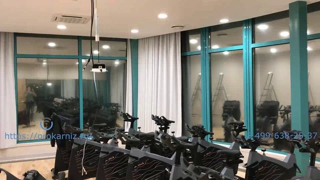 Шторы на пульте управления в спортклубе Москвы