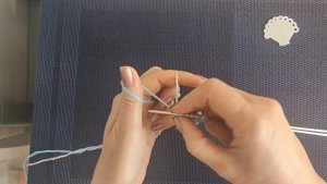 Двухцветный способ набора петель спицами.