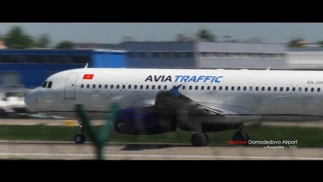 Авиатрафик в Домодедово. Airbus и Boeing взлетают друг за другом. смотреть онлайн