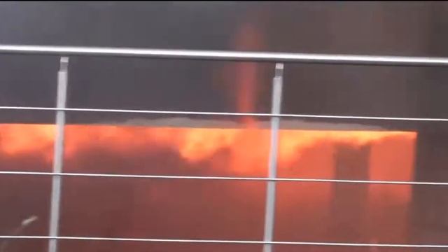 Крупный пожар на рынке 'Синдика' на МКАД смотреть онлайн