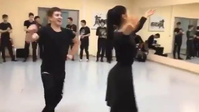 Нетипичная Махачкала 2017. Лезгинка под звуки поцелуев смотреть онлайн