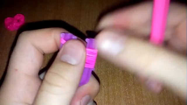 Как сплести из резинок сердечко
