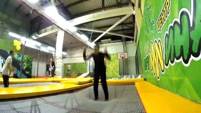 Никита чуть не пробил потолок! Прыжки на батуте. Первый раз тренируемся на мягкой доске смотреть онлайн