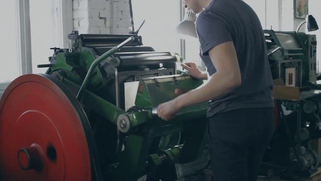 Процесс ручной высокой печати визитных карточек