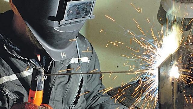 СКОЛЬКО ЗАРАБАТЫВАЮТ СВАРЩИКИ В РОССИИ НА САМОМ ДЕЛЕ?ШОК!!! смотреть онлайн