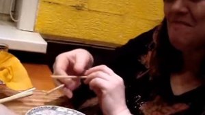 учимся кушать китайскими палочками!