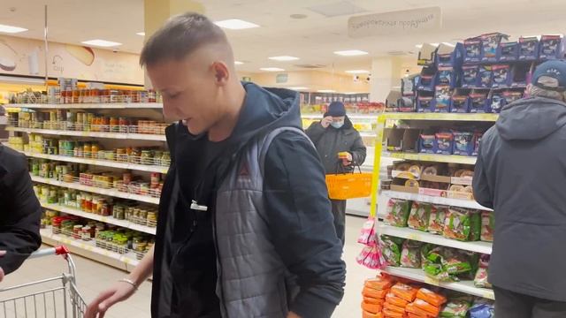 БЕСПРЕДЕЛ ДИРЕКТОР МАГАЗИНА ОТКАЗЫВАЕТСЯ ВЕРНУТЬ ДЕНЬГИ ЗА ПРОСРОЧКУ / ВЕДУТ СЕБЯ КАК РОБОТЫ смотреть онлайн