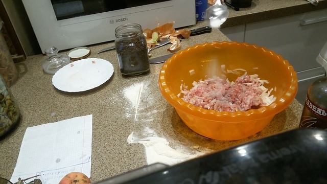 Беляши с мясом на дрожжевом тесте очень вкусный домашний рецепт. Беляши жарятся на сковороде на сал