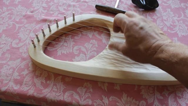 guselnik.ru Мастерская Гусельник. Лира пентатоническая, 7 струн смотреть онлайн