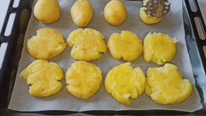 Мятая молодая картошка в духовке.