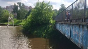 Река «Банька» г. Красногорск. Прынгнул в реку!