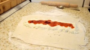 (105) Творожный рулет с клубничным вареньем. Очень вкусный. Съедается за 5 минут ))