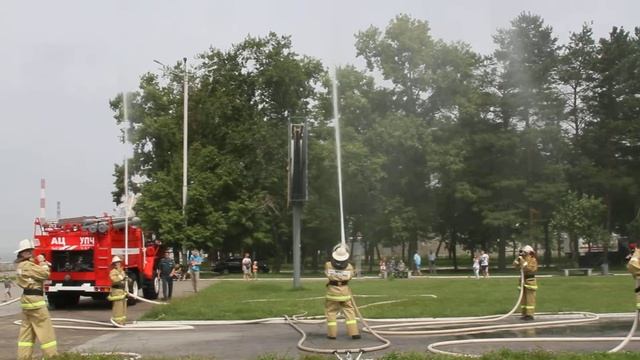 День рождения ДВРЦ МЧС: водное шоу пожарных стволов смотреть онлайн