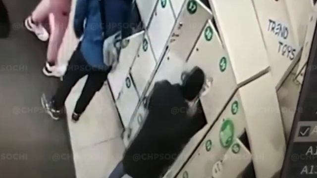 Бездомный украл вещи из камеры хранения