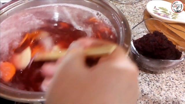 Свекольник с йогуртной заправкой, зелёной заправкой и перепелиным яйцом. Лёгкий , летний суп .