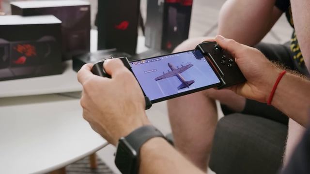 The ROG Phone Can Play TWO GAMES at Once! смотреть онлайн