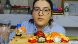 MUKBANG | ЗАРАБАТЫВАЮ ЛИ Я НА YOUTUBE? | SUSHI/ROLLS | не ASMR #суши #роллы #мукбанг #mukbang #asmr