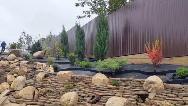 Участок на склоне (часть 4). Огромный рокарий, газон и миксбордер.
