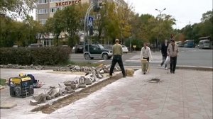 Установка тактильной бетонной плитки для слепых