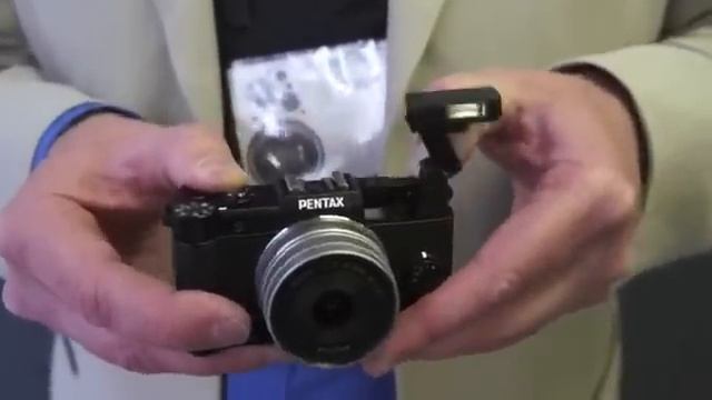 Pentax Q hands-on, smaller lighter than Sony NEX-C3 Lumix GF32.flv смотреть онлайн