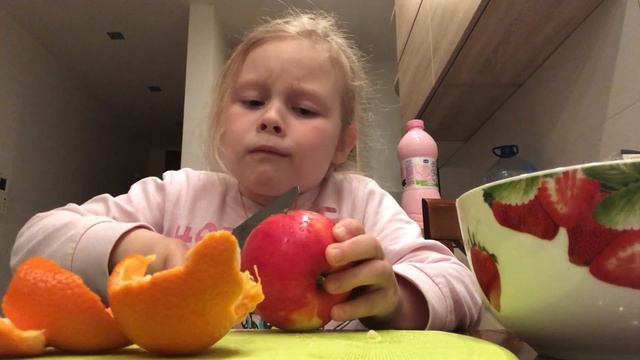 Как Софа плюшка готовит салат смотреть онлайн