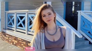 Молодая озорная российская актриса Настя Уколова