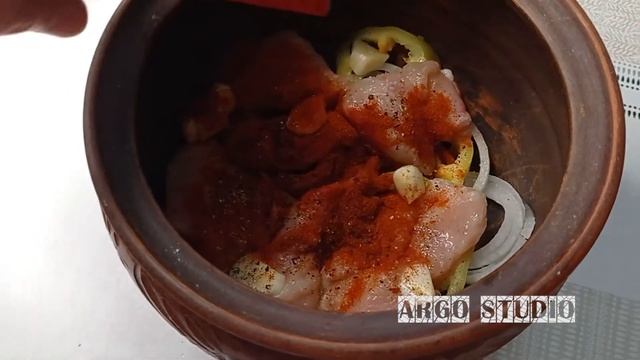 Курица в духовке с овощами в глиняном горшочке