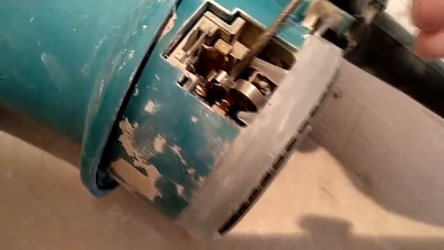Как заменить щётки на перфораторе Makita HR4001C... Вы удивитесь как это не сложно. смотреть онлайн