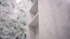 Открытый шкаф в ванной из плитки вместо стекла