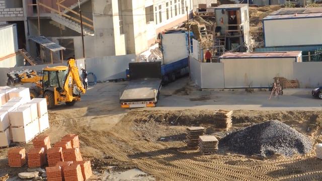 Прочерпал прицепом песок - Разворот на длинном грузовике видео
