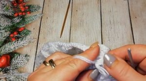 Простая женская шапка спицами. Интересный оригинальный узор. Модно удобно и просто.