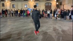 Испанские парни зажигают! Танцы на улицах Барселоны. Испания. Dance.