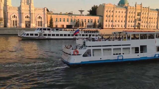 Вечерняя прогулка по набережной москвы-реки. Август 2022 смотреть онлайн